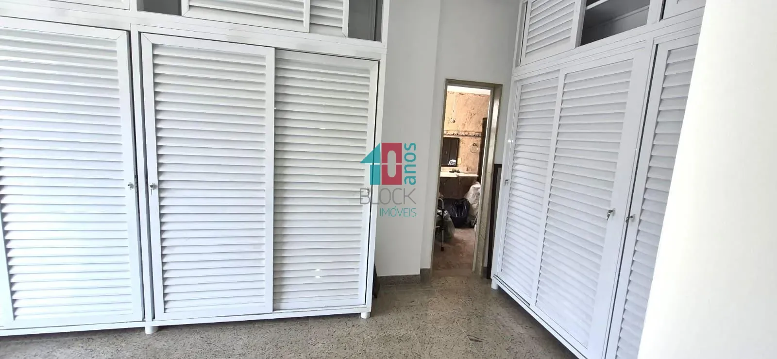 Apartamento com 4 quartos e cozinha separada — photo 40