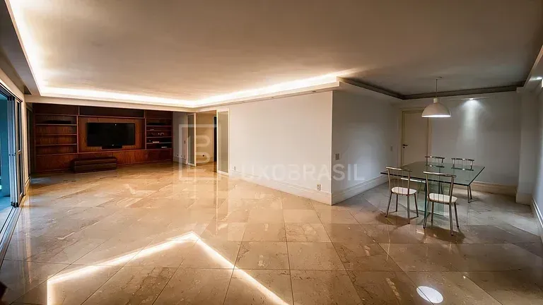 2-bedroom apartment in a building with a gym — photo 7