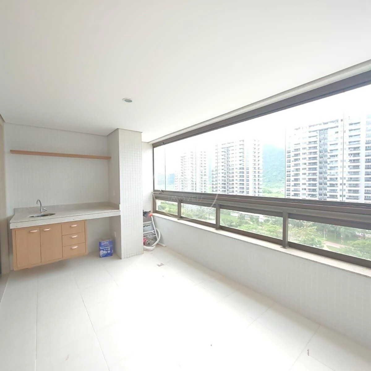 Glass-enclosed balcony in a 4-bedroom apartment, 123 m² — photo 18