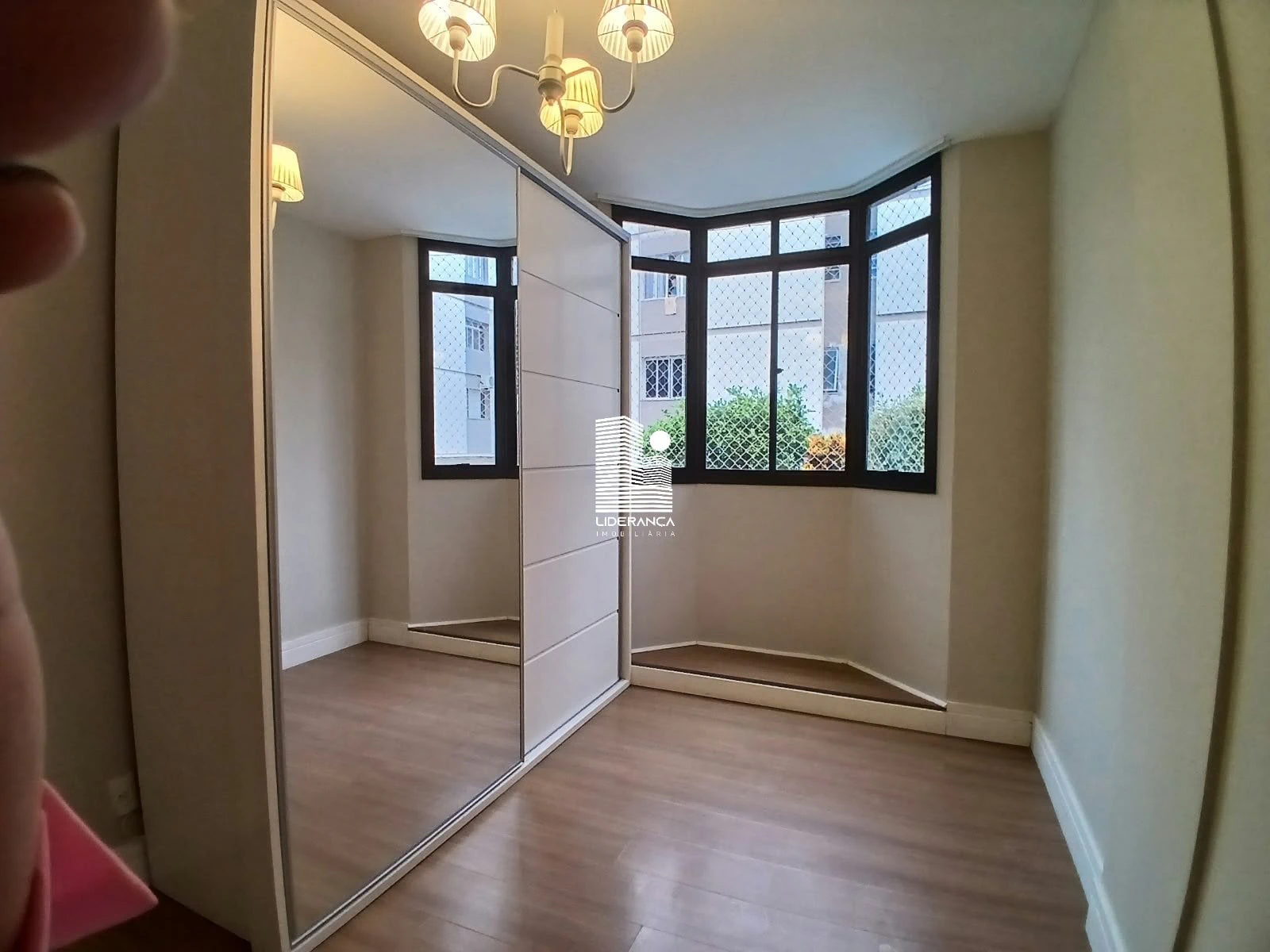 Apartamento com piso de madeira ou laminado, Centro — photo 15