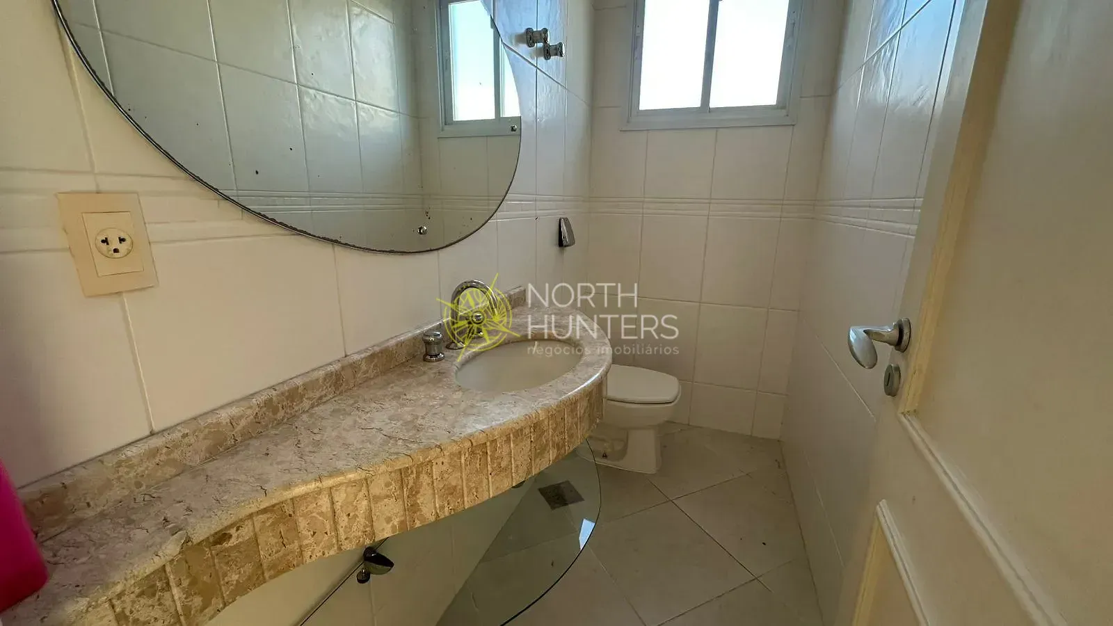 House with 4 bedrooms and shared pool area — photo 14