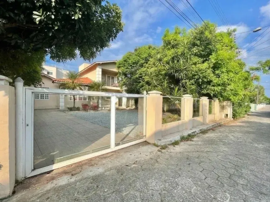Casa de 320 m² com janelas do piso ao teto e lareira — photo 39