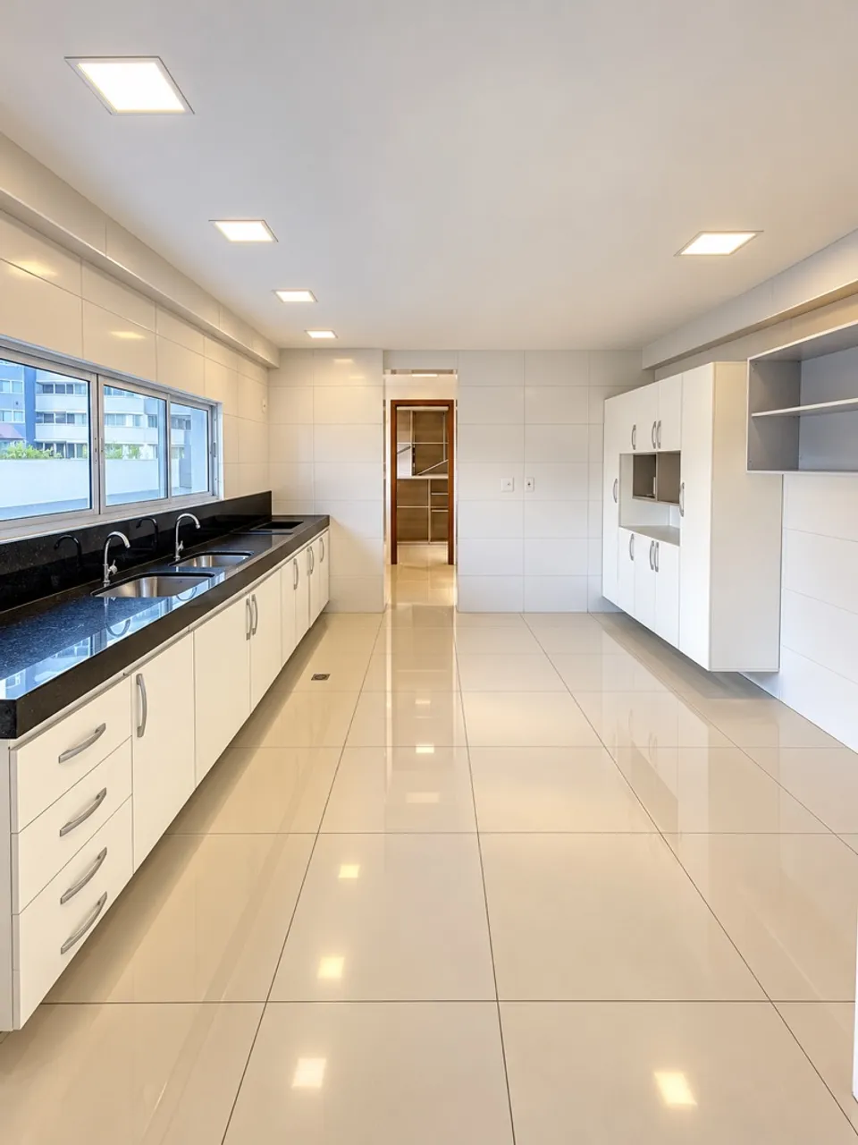 Apartamento de 220 m² com janelas do piso ao teto e closet — photo 5