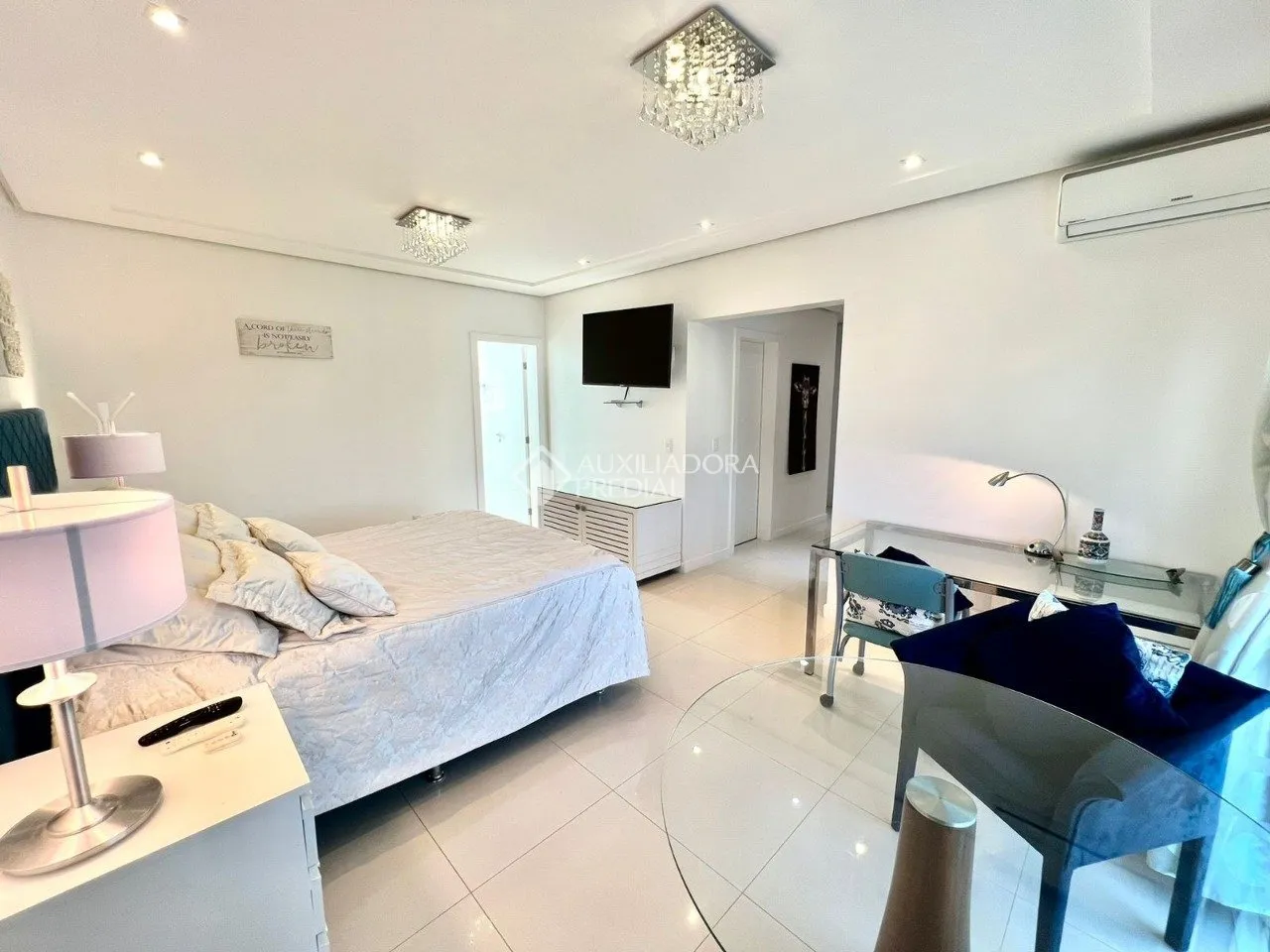 House with 6 bedrooms and an open kitchen with gas stove — photo 20
