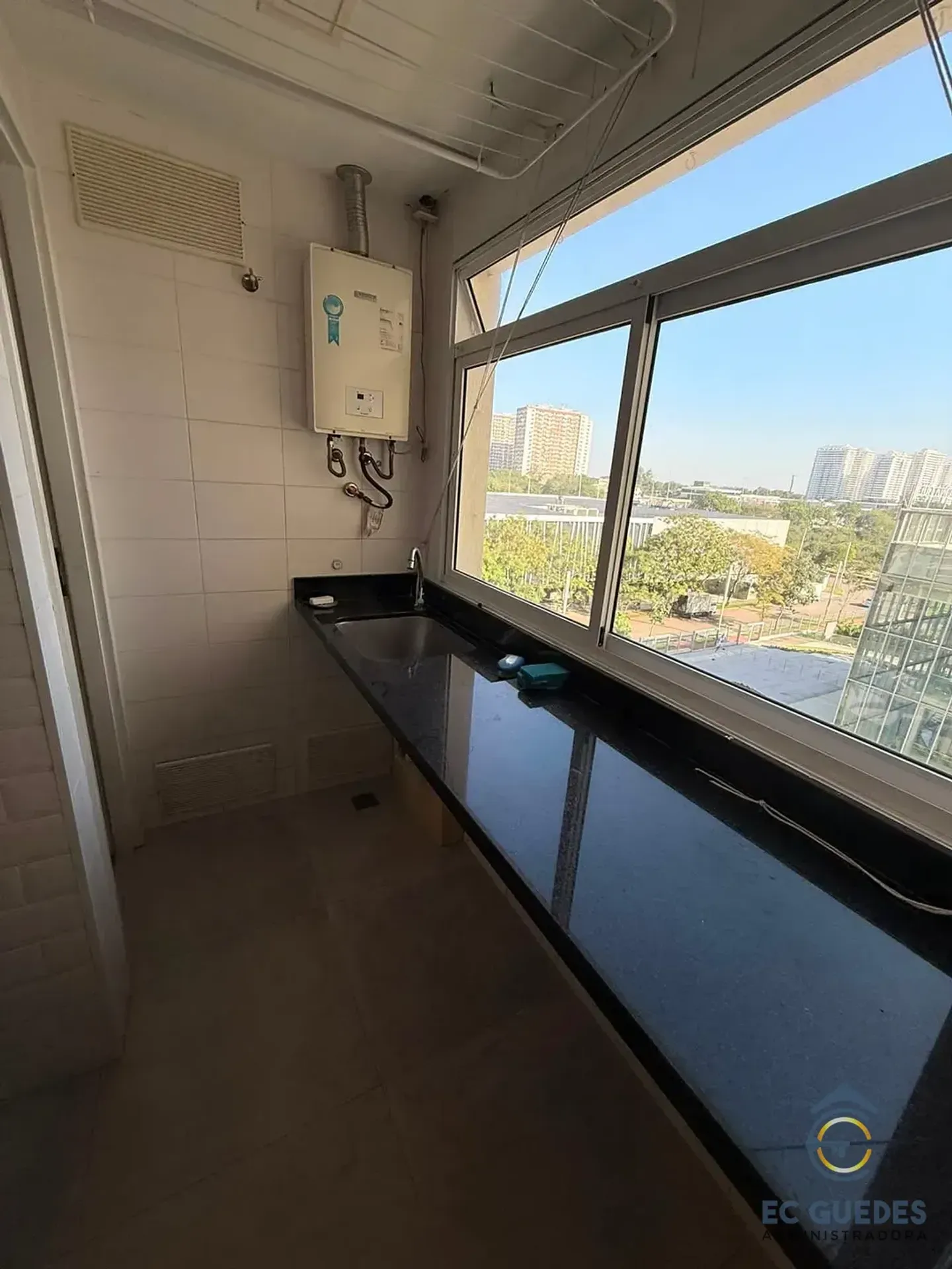 Furnished 3-bedroom apartment with glassed balcony — photo 20