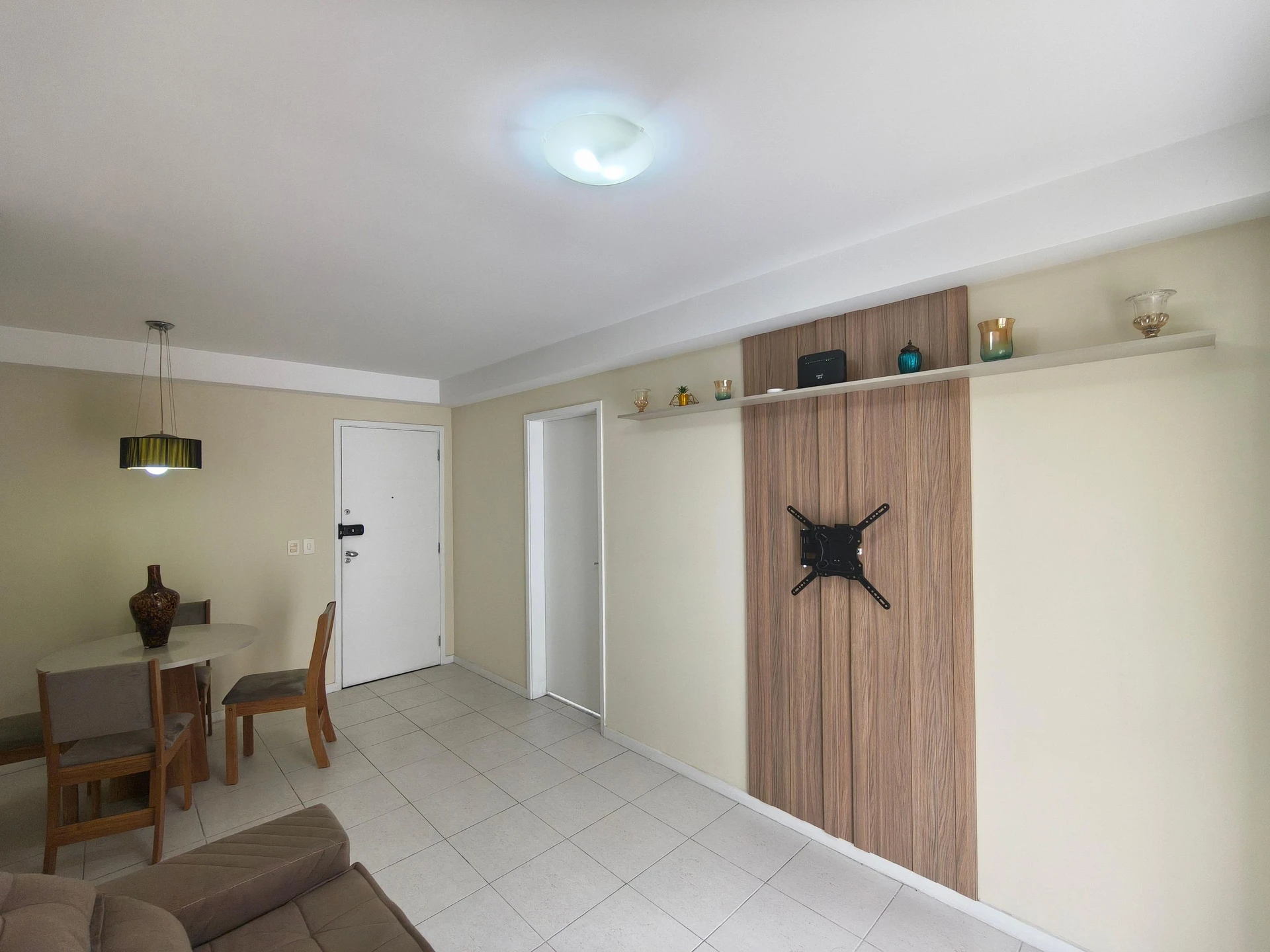 Apartamento mobiliado com 2 quartos e varanda