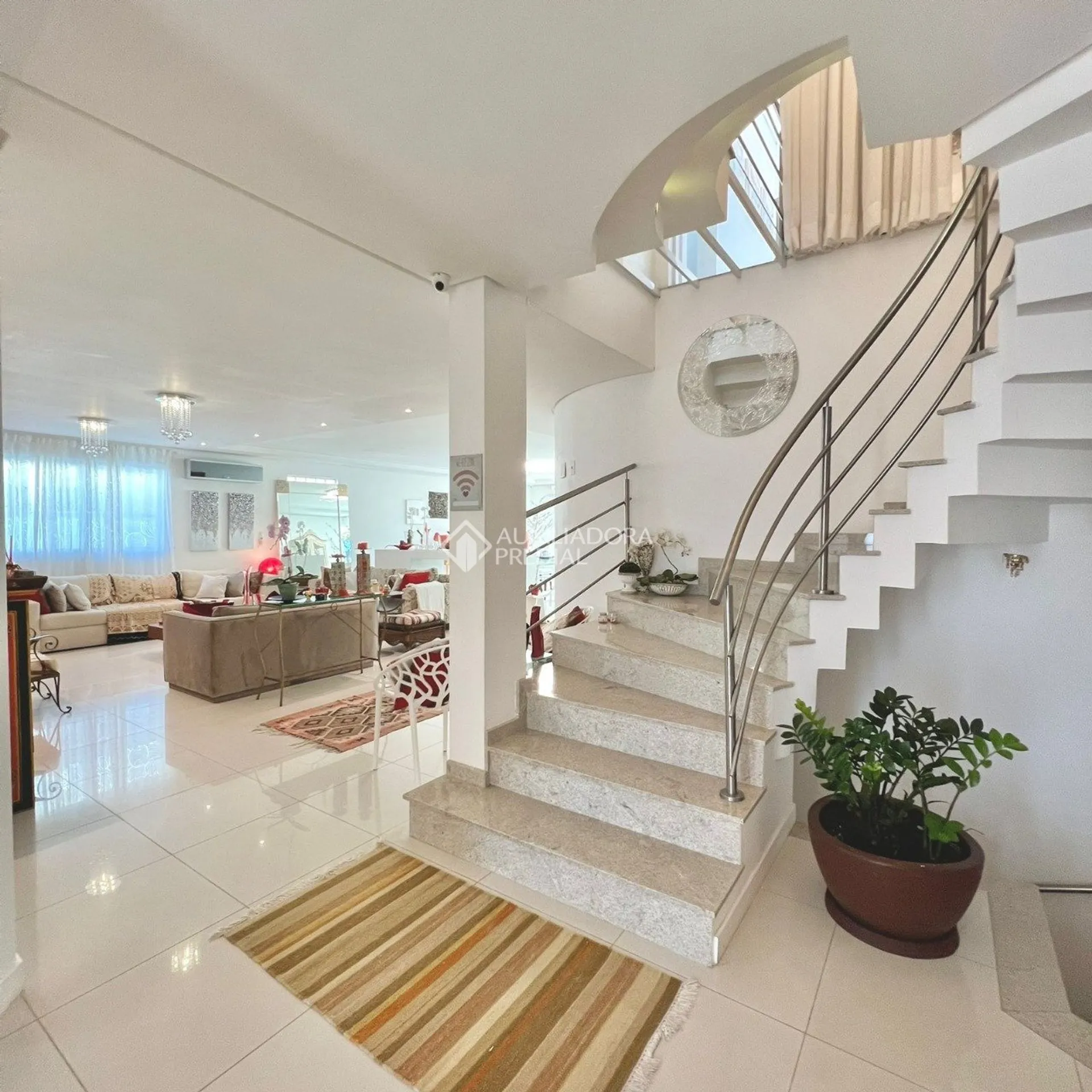 House with 6 bedrooms and an open kitchen with gas stove — photo 57