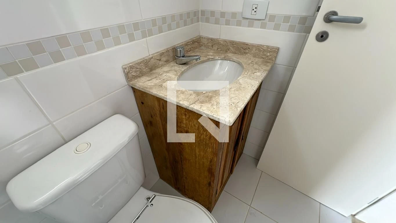 3-bedroom house with a glass-enclosed balcony in Curitiba — photo 48