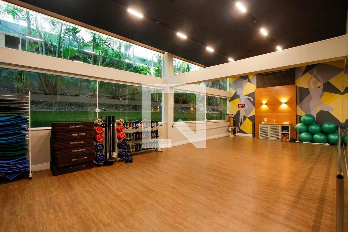 Walk-in closet in a 3-bedroom apartment, 200 m² — photo 46