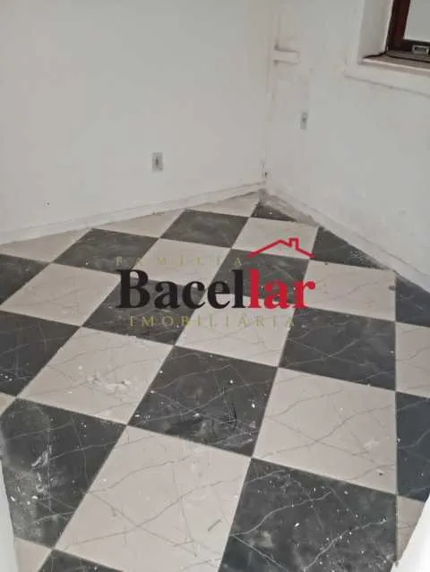 Unfurnished house with 2 bedrooms, 1 bathroom, 1 parking — photo 2