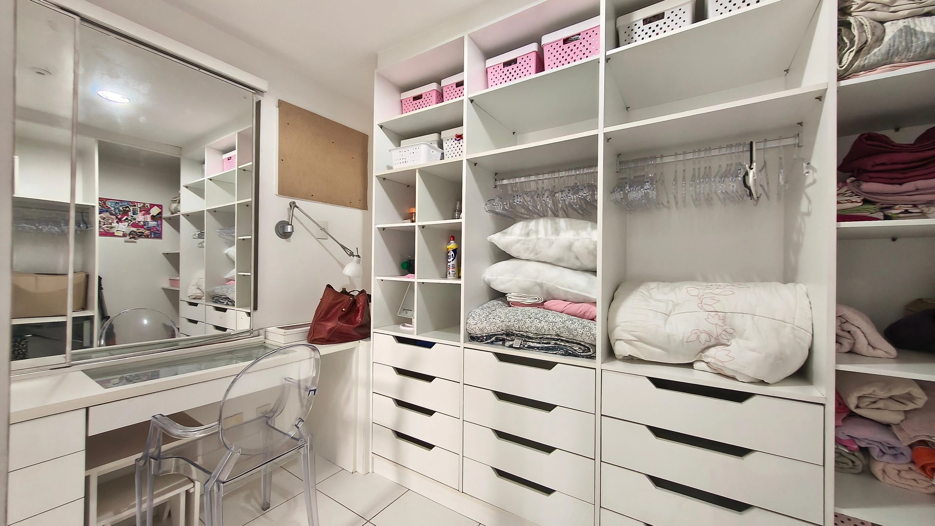 One-bedroom apartment in a building with a gym — photo 24