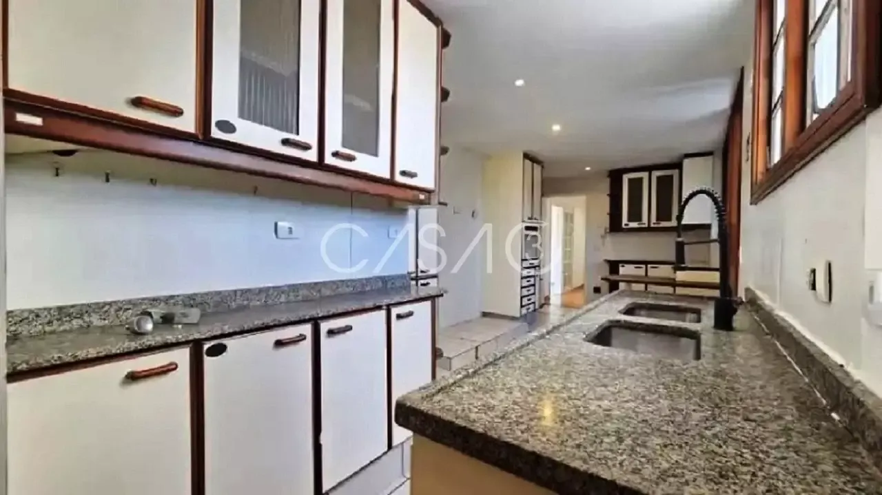 190 m² apartment with a walk-in closet and a water view — photo 25