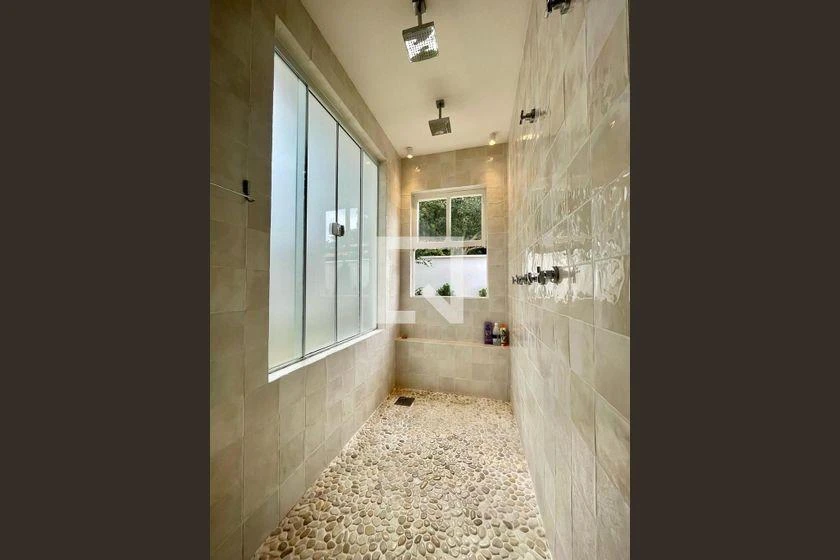 Balcony with a grill in a 3-bedroom house, 220 m² — photo 32