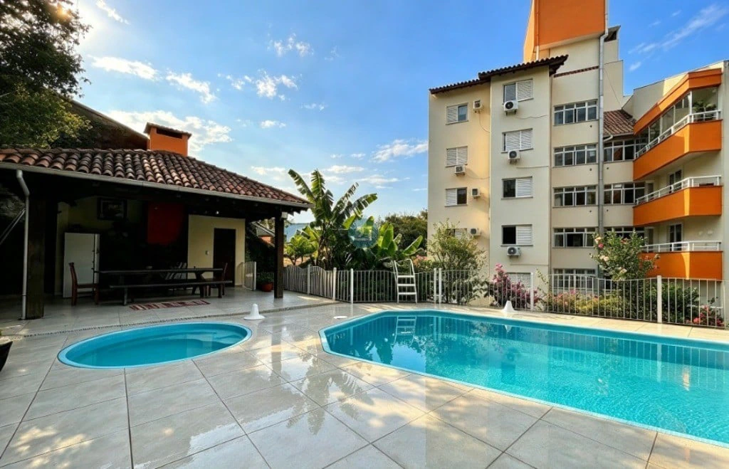 3-bedroom apartment in a building with a pool — photo 17