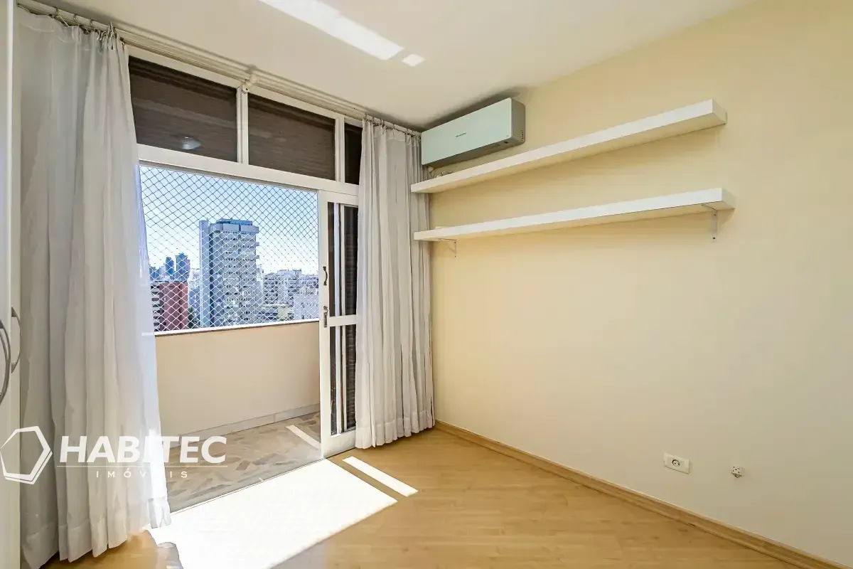 4-bedroom apartment with 2 bathrooms and a balcony — photo 34