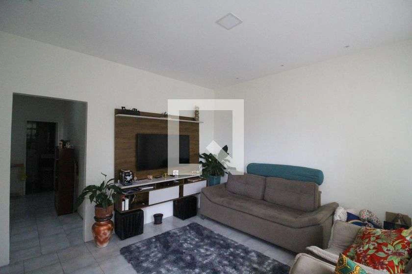 Casa com 3 quartos, jardim privativo e área de lavanderia