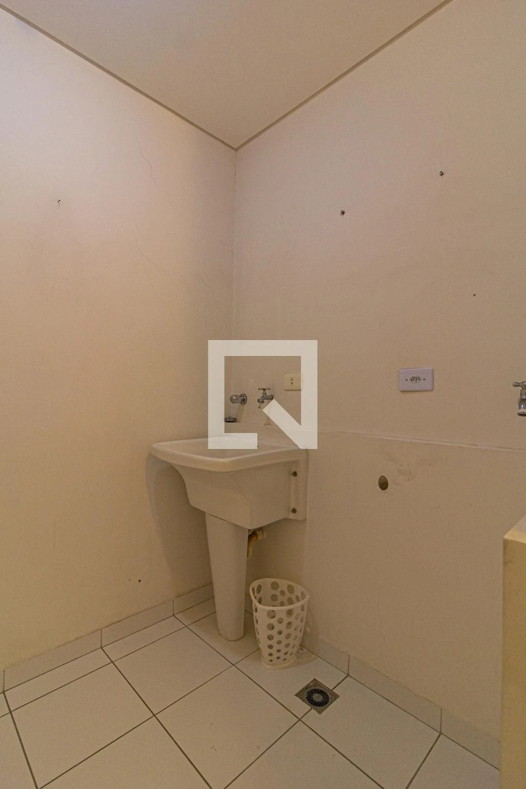One-bedroom apartment in a building with a gym — photo 12