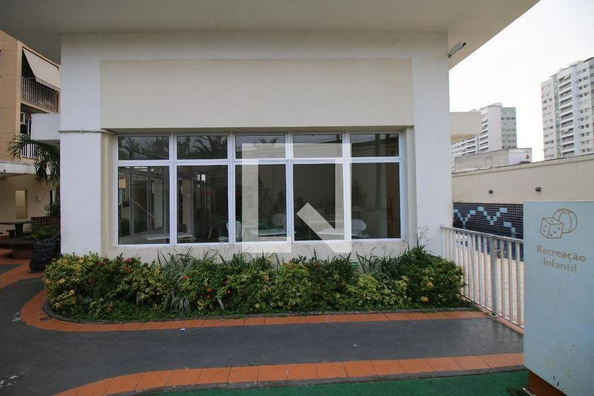 2-bedroom apartment in a building with a pool — photo 38