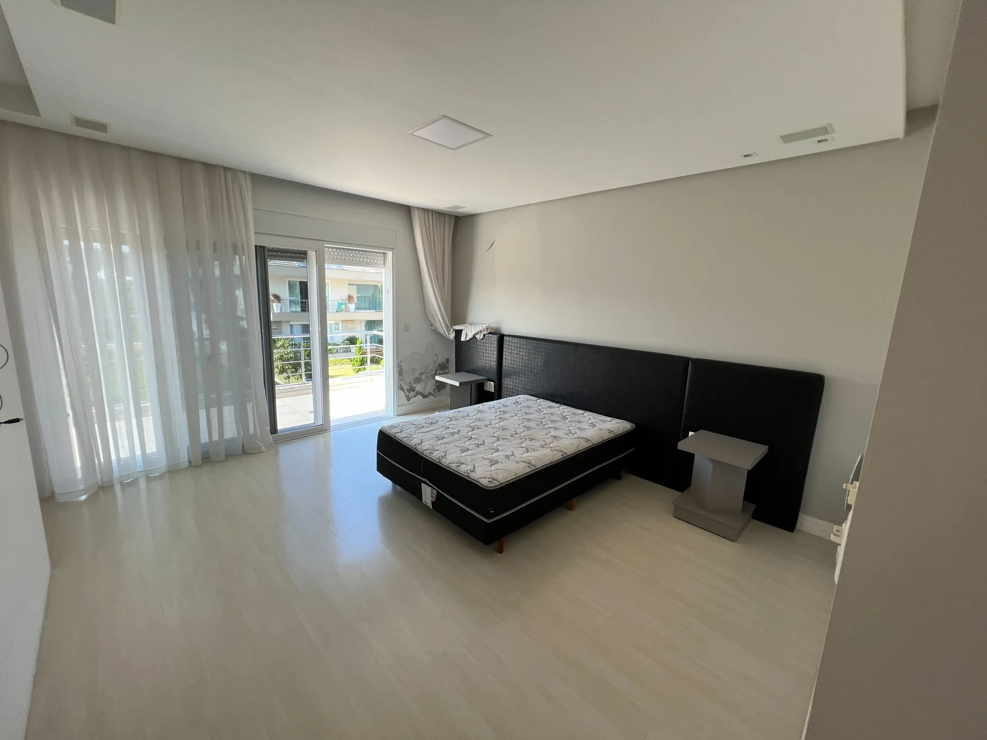 Furnished house with 6 en-suite bedrooms and private BBQ — photo 4