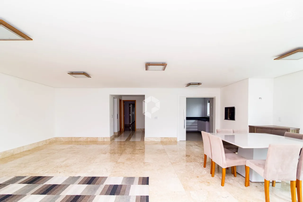 3 en-suite bedroom apartment with 3 parking spots 426 m² — photo 3