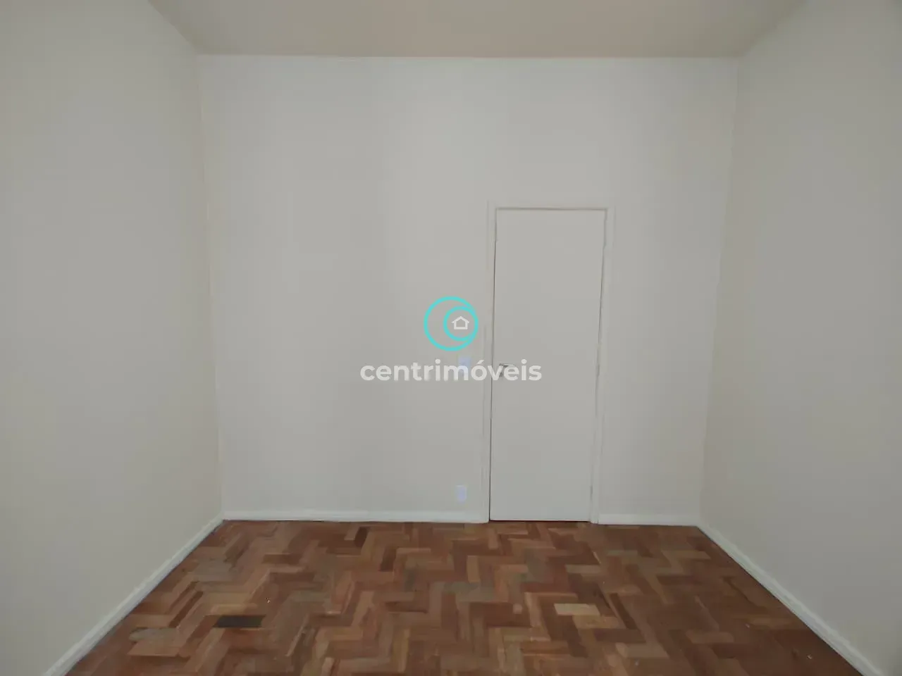 Wood or laminate floors in a one-bedroom apartment, 52 m² — photo 27