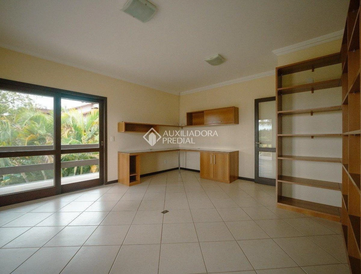 1723 m² house with a bathtub and a grill on the balcony — photo 53