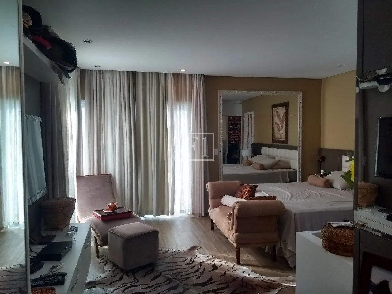 Furnished house, 450 m², with floor-to-ceiling windows — photo 36