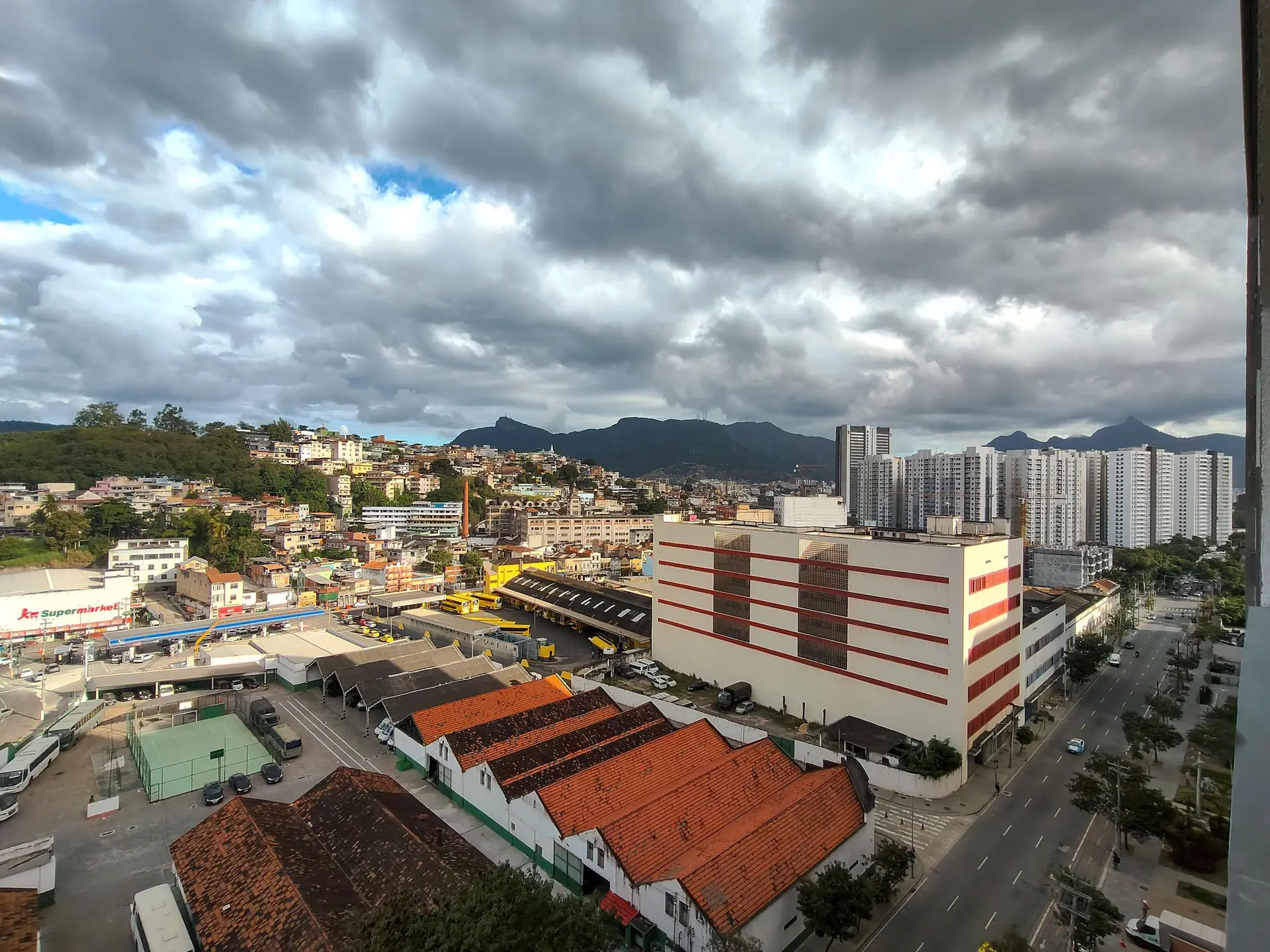 Apartamento com 2 quartos e varanda de vidro fechada — photo 51