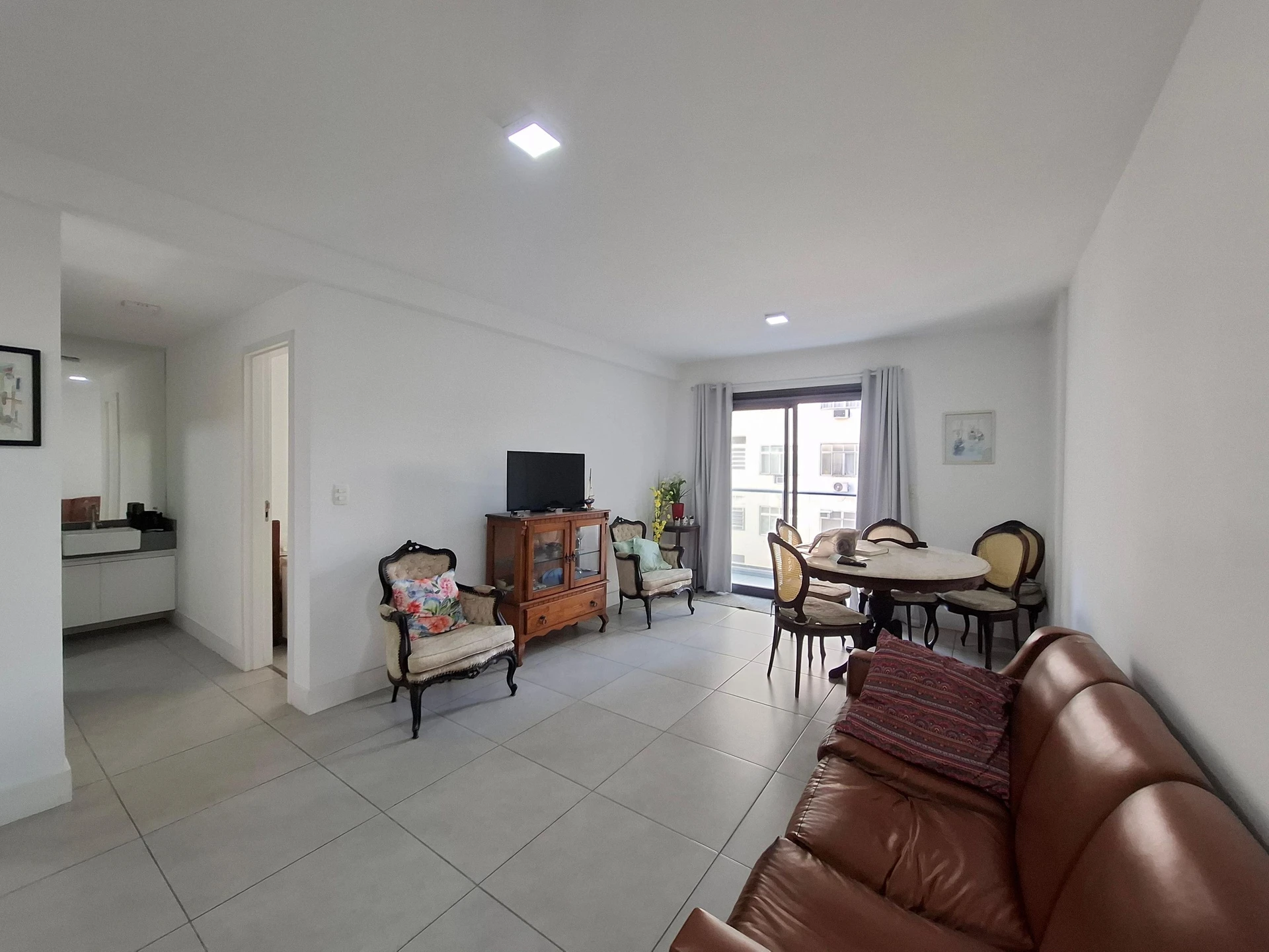 Furnished apartment with home office and balcony — photo 7