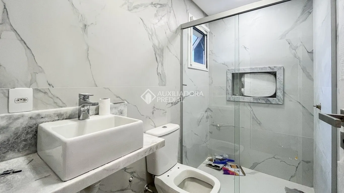 Furnished 431 m² house with 4 bedrooms and 6 bathrooms — photo 36