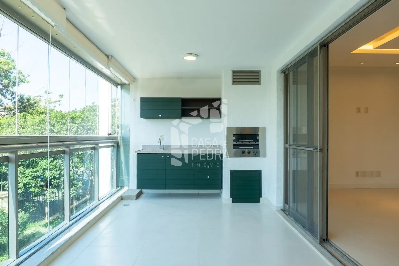 4-bedroom apartment with enclosed glass balcony — photo 8