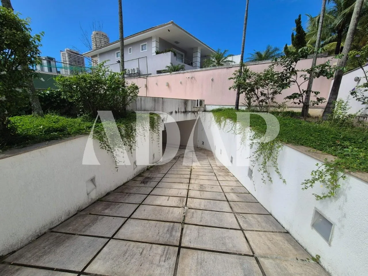 1253 m² house with 7 bedrooms and a private garden — photo 27
