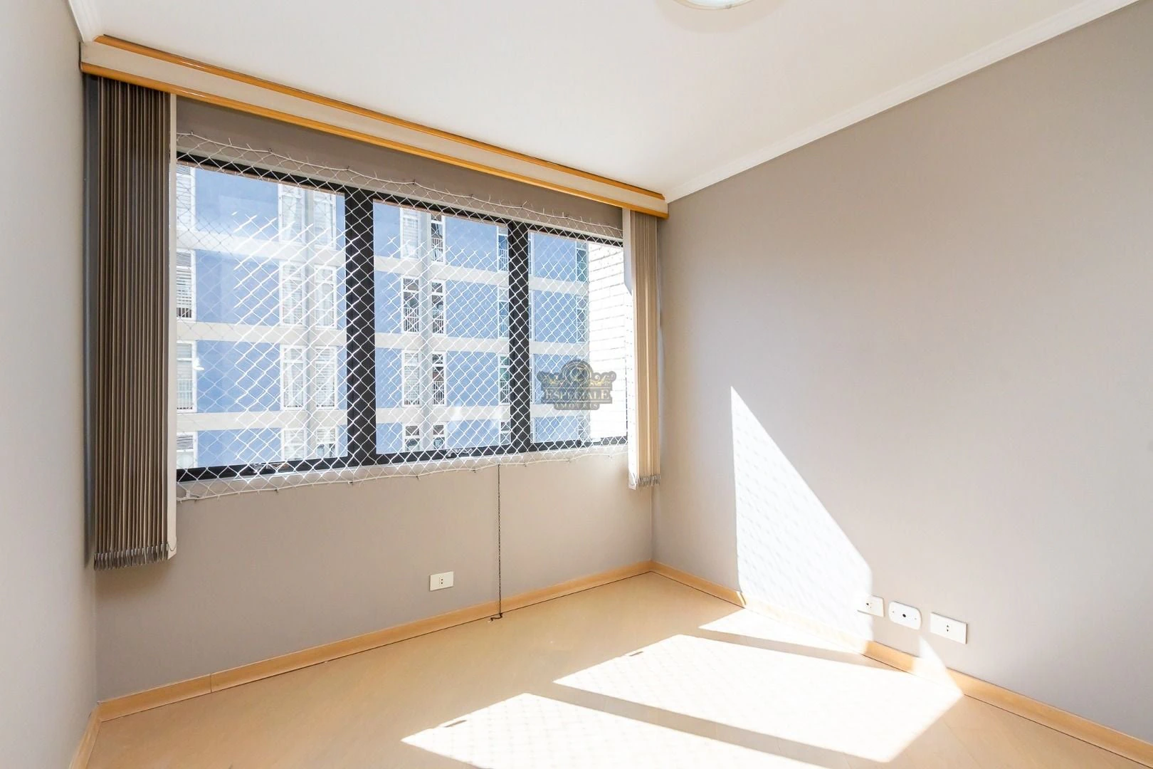 Wood or laminate floors in a 3-bedroom apartment, 86 m² — photo 18