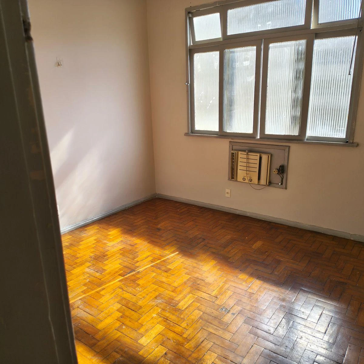 2-bedroom apartment with wood or laminate floors — photo 5