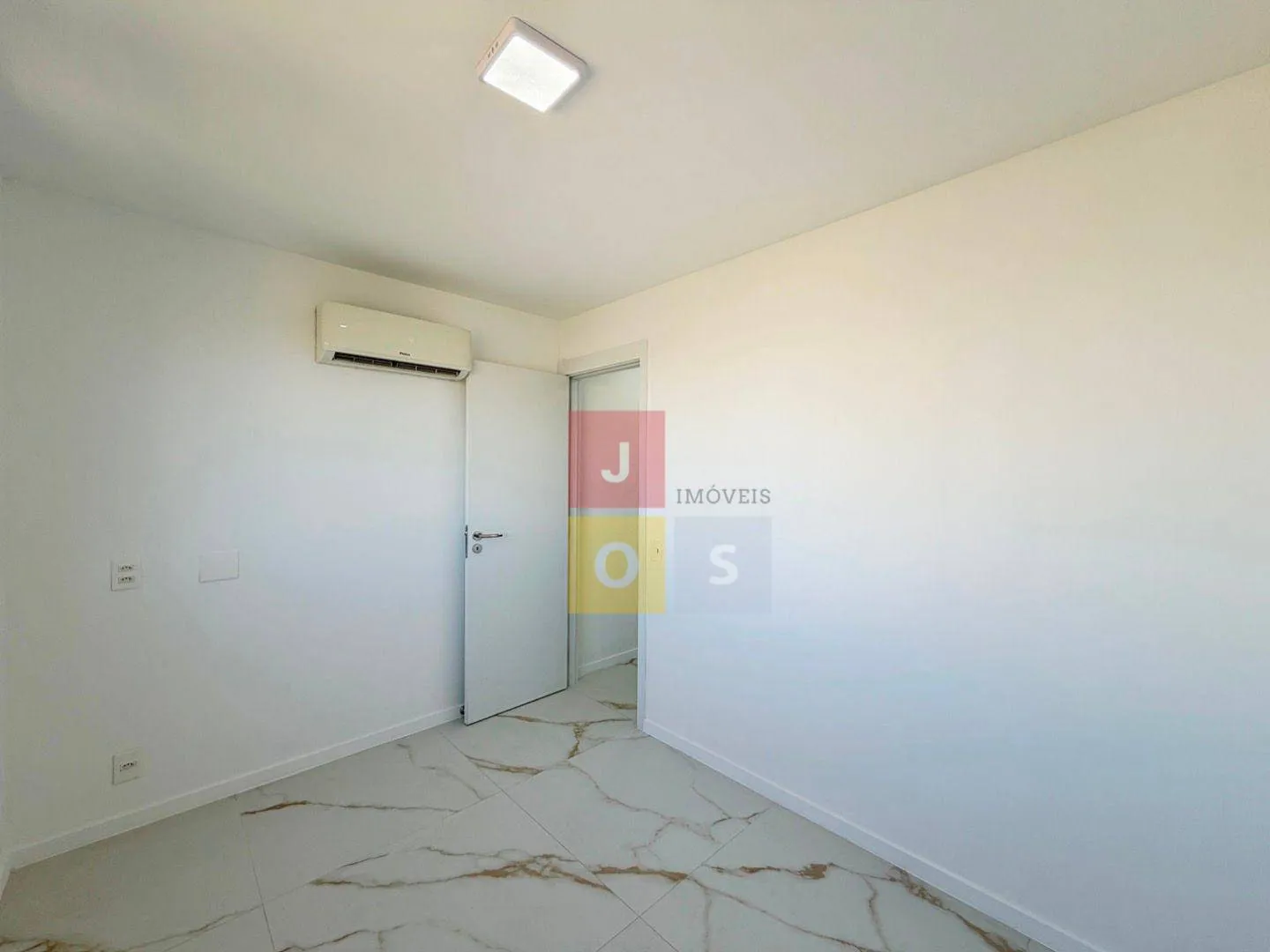 80 m² apartment with 2 bedrooms and a glass balcony — photo 39