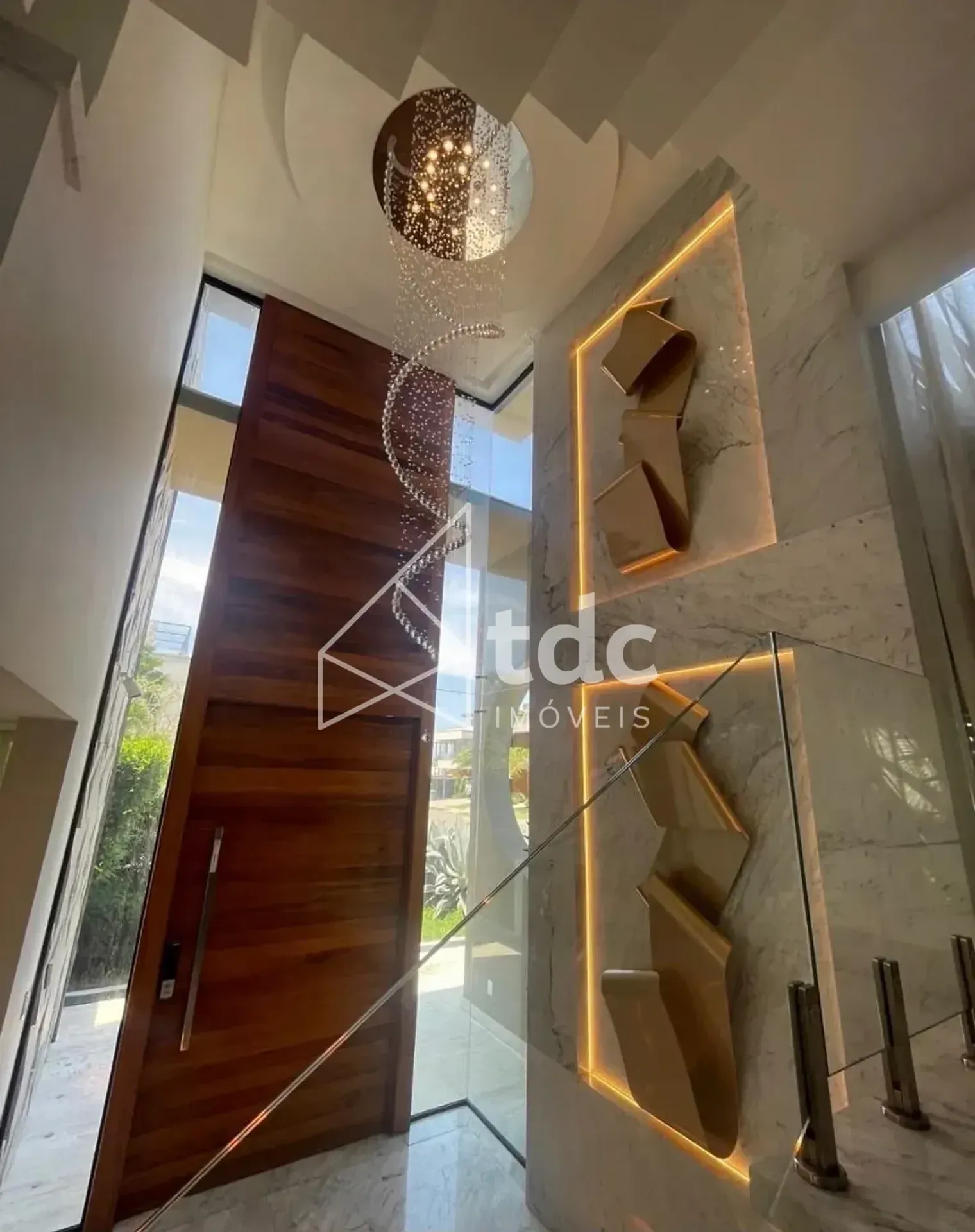 Bathtub in a 5-bedroom house, 900 m² — photo 14