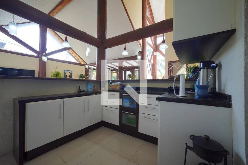 Walk-in closet in a 3-bedroom house, 225 m² — photo 26