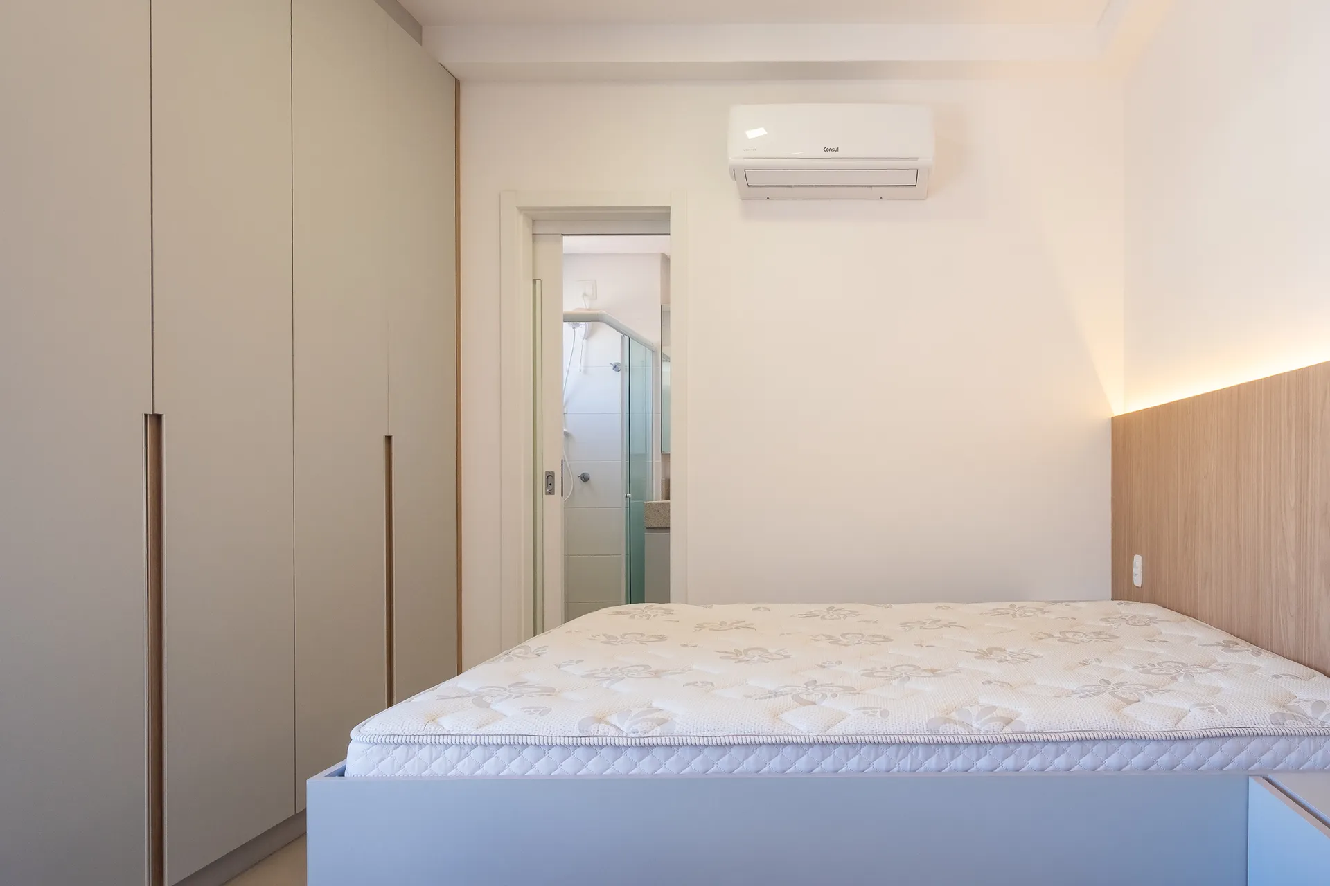 Furnished studio, 35 m², with floor-to-ceiling windows — photo 4