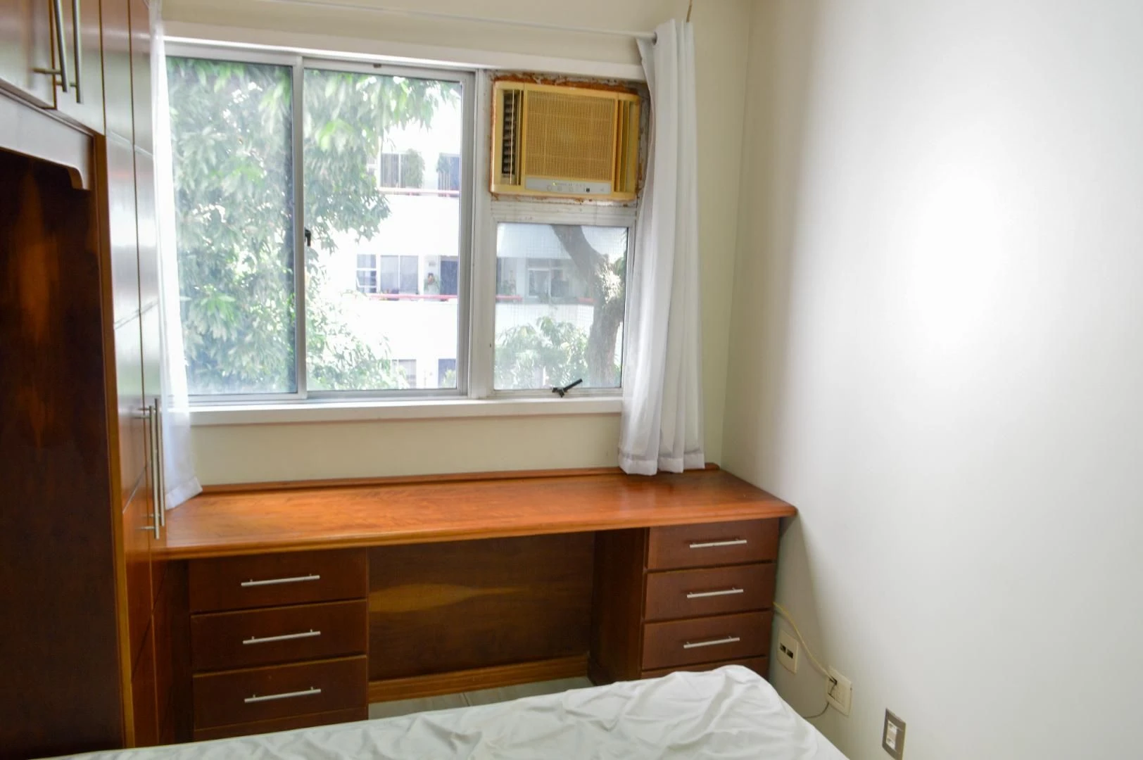 2-bedroom apartment with open-plan kitchen and balcony — photo 4