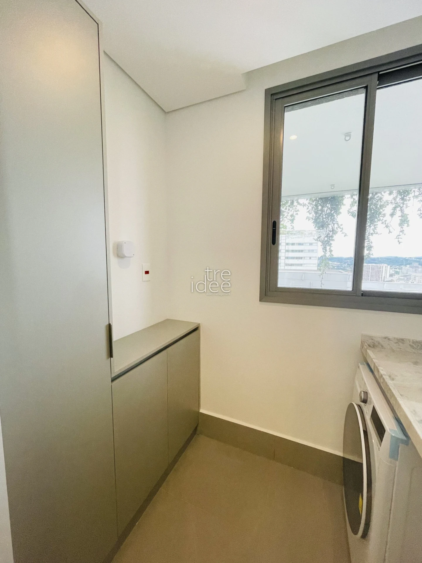 Furnished apartment, 80 m², with floor-to-ceiling windows — photo 3