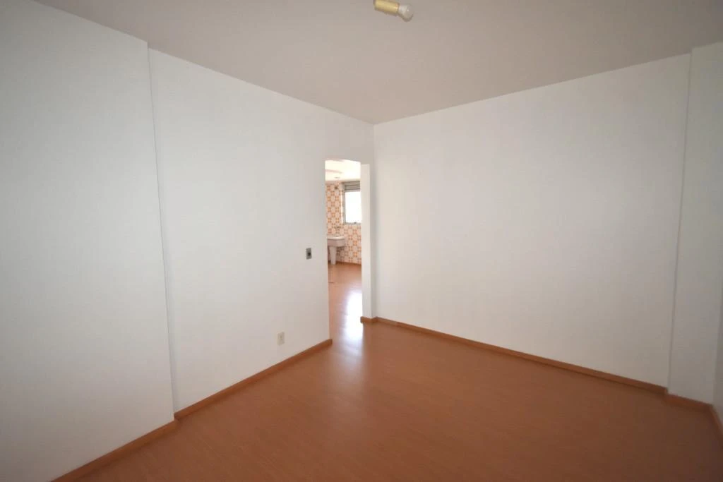 Деревянный пол или ламинат и 1 спальня: квартира 50 м² — photo 5