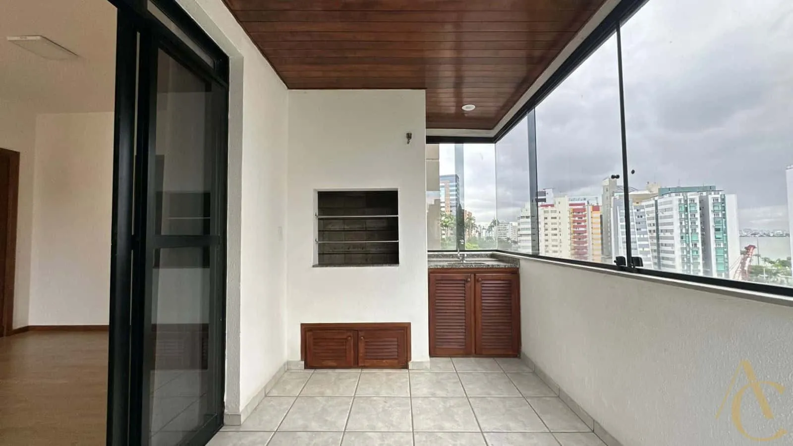 Apartment with 3 bedrooms, 1 suite, balcony grill