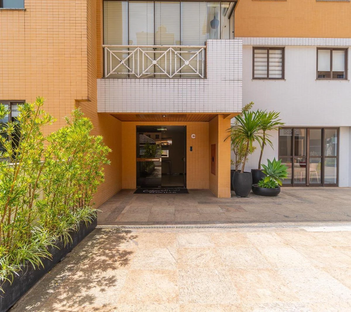 3-bedroom apartment with a grill on the balcony — photo 4