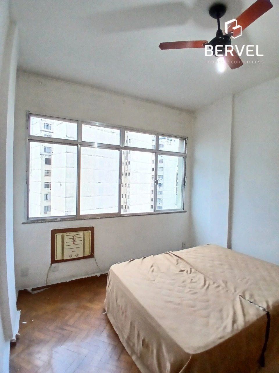1-bedroom apartment with a glass-enclosed shower — photo 5