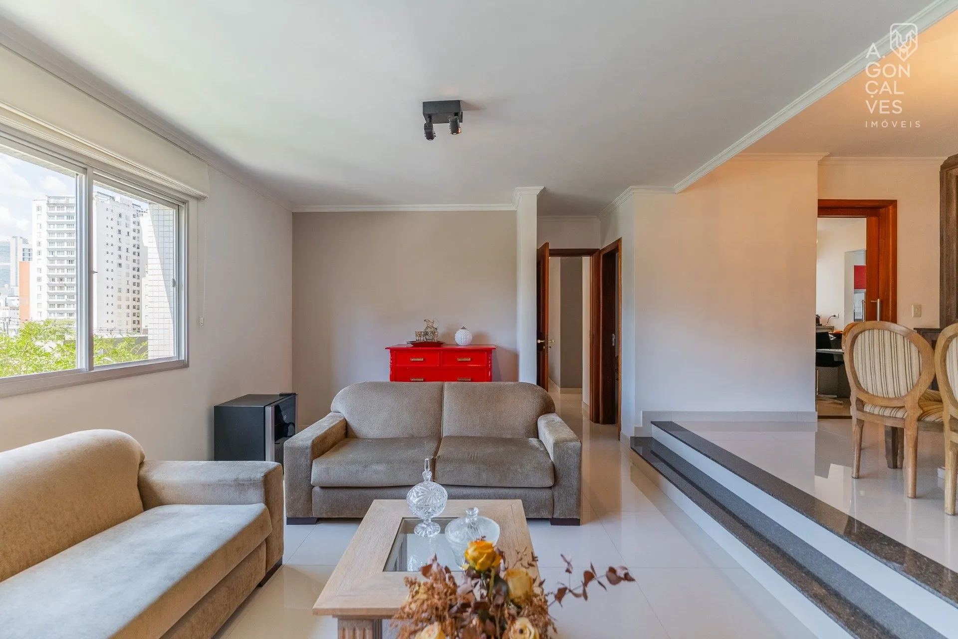 Furnished 219 m² apartment with 4 bedrooms and 2 parking spots — photo 4