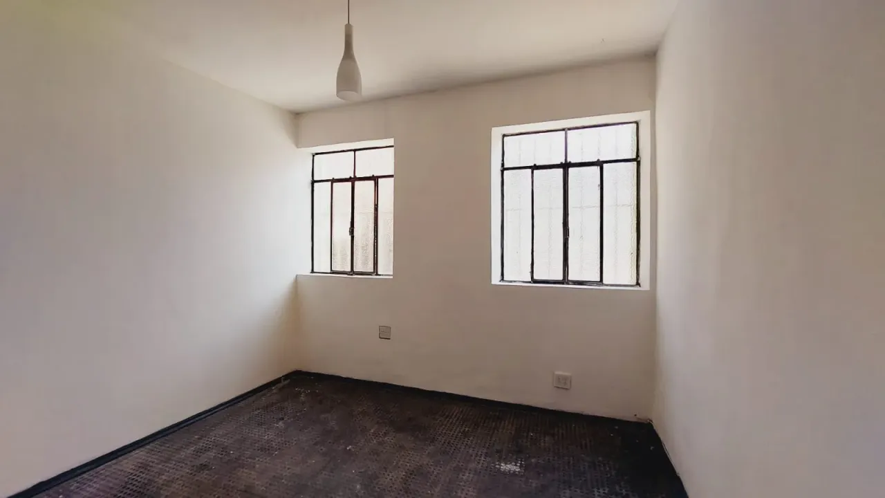 Unfurnished house with 5 bedrooms, 2 bathrooms, no parking — photo 12