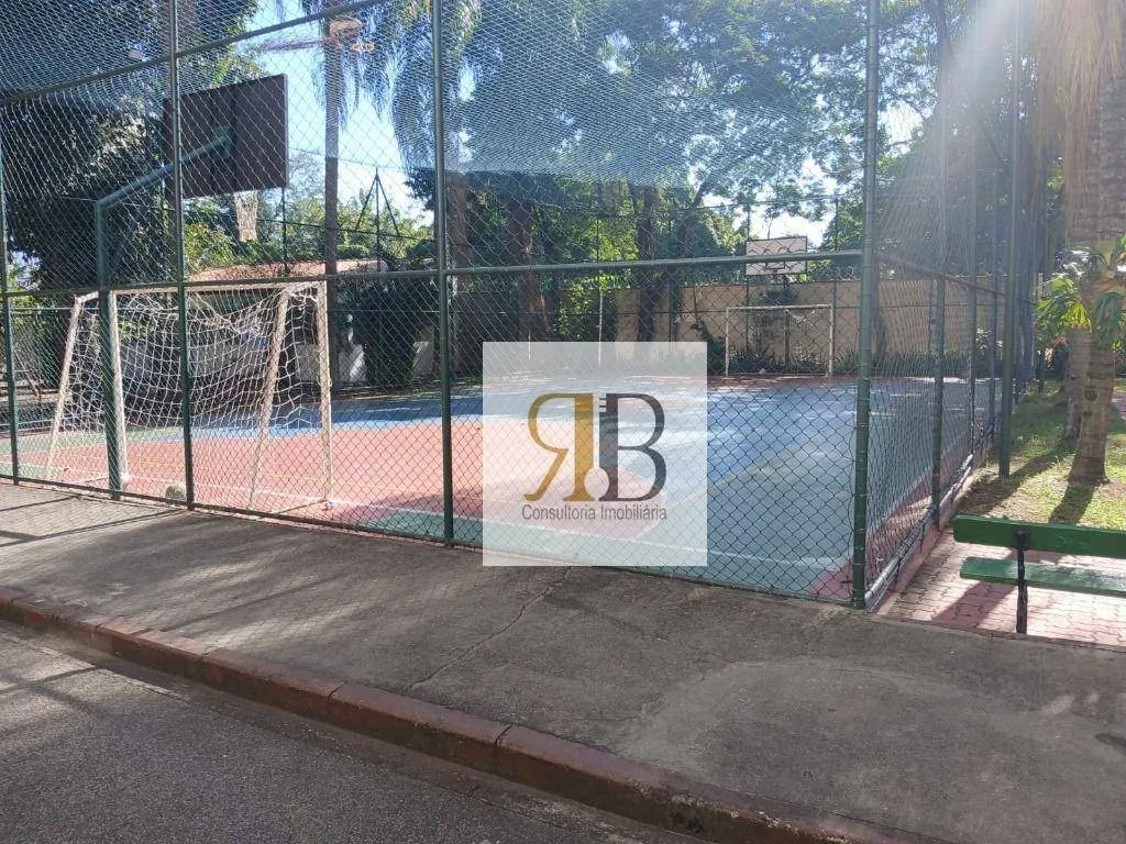 3-bedroom apartment in a building with a pool — photo 11