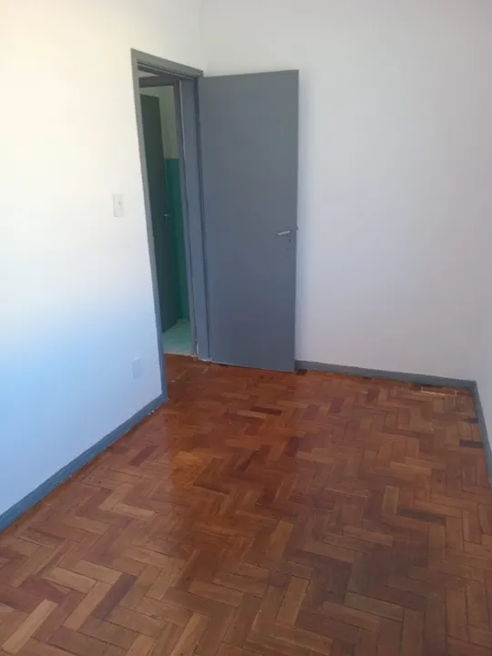 2-bedroom apartment with 1 bathroom and laundry area — photo 8