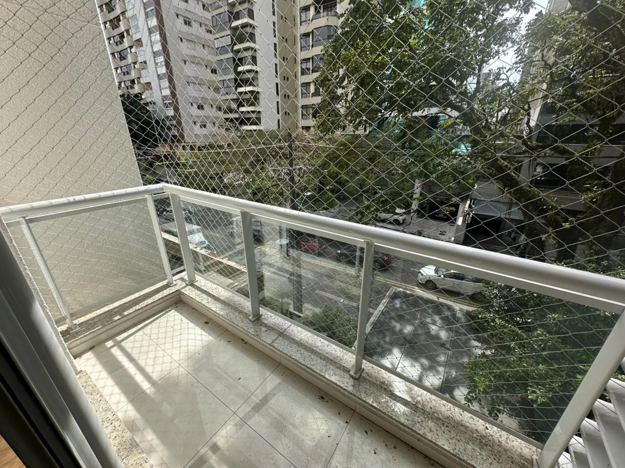Balcony with a grill in a 4-bedroom apartment, 178 m² — photo 16