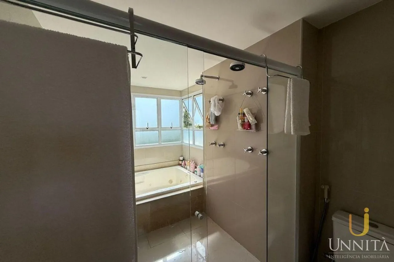 Apartamento residencial con balcón acristalado y vistas — photo 15